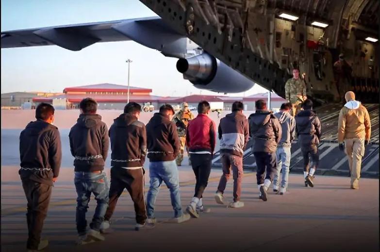 Migranti deportati in catene: la foto choc della Casa Bianca