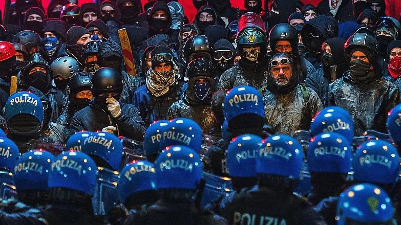 Nella democrazia allo sbando di ACAB ci sono solo sconfitti: agenti e manifestanti