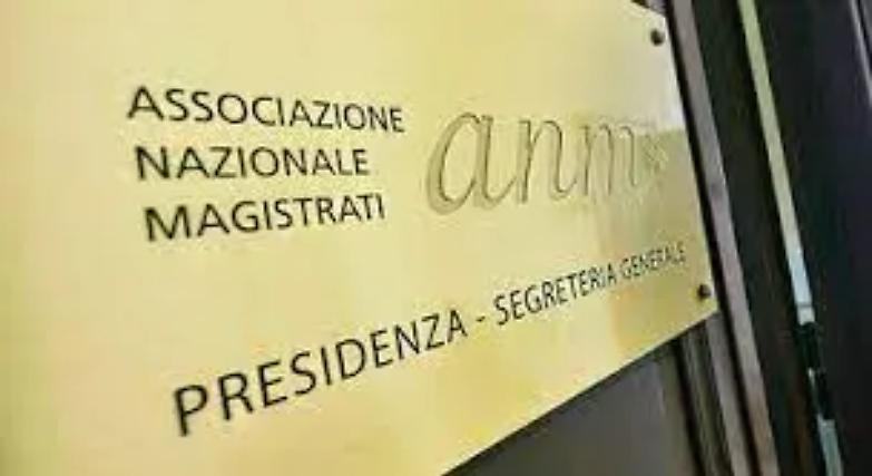 Caso Almasri, l&rsquo;Anm contro Meloni: &laquo;Liberato per inerzia di Nordio&raquo;