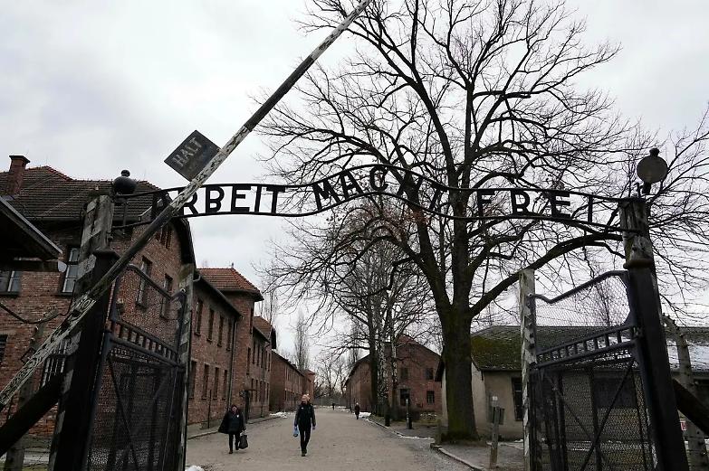 Giorno della Memoria: 80 anni dalla liberazione di Auschwitz, il mondo si ferma a riflettere sull&rsquo;orrore della Shoah
