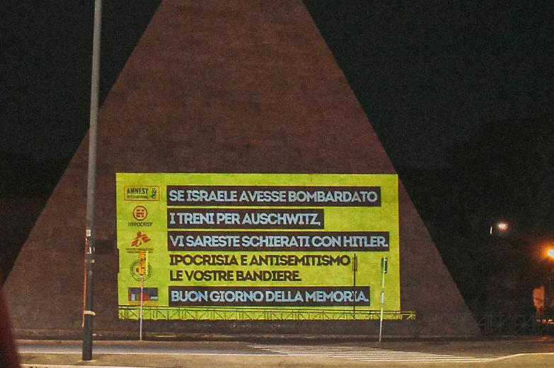 Scritte contro le Ong sulla Piramide Cestia: scoppia la polemica