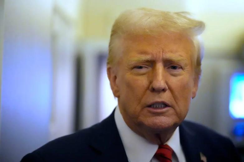 Trump bandisce i transgender dall&rsquo;esercito e licenzia gli avvocati che parteciperanno ai processi contro di lui