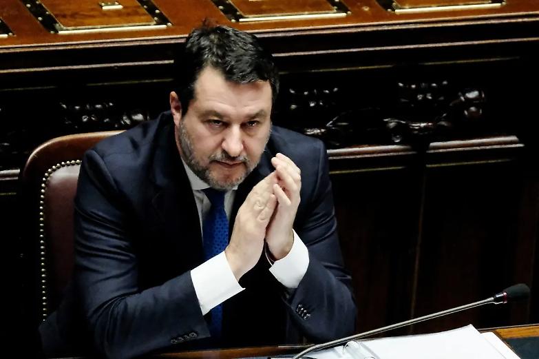 Matteo Salvini difende la ministra: &laquo;Daniela Santanch&egrave; resti al suo posto&raquo;