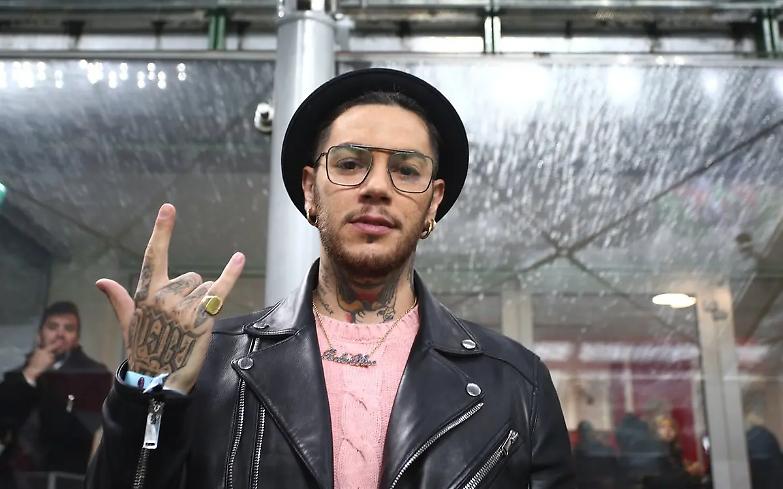 Emis Killa rinuncia a Sanremo dopo l&rsquo;indagine della Dda di Milano. L&rsquo;artista: &laquo;Faccio un passo indietro&raquo;