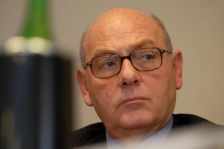 Li Gotti e il vizietto di sovrapporre l&rsquo;avvocato al (presunto) reato del cliente