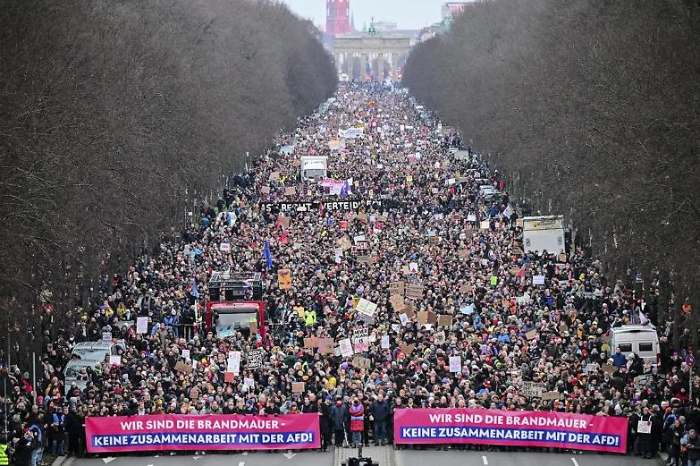 Una marea in piazza a Berlino per dire no al governo con l&rsquo;estrema destra