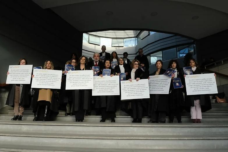 Il Len&igrave;n e l&rsquo;infantilismo giacobino delle toghe...