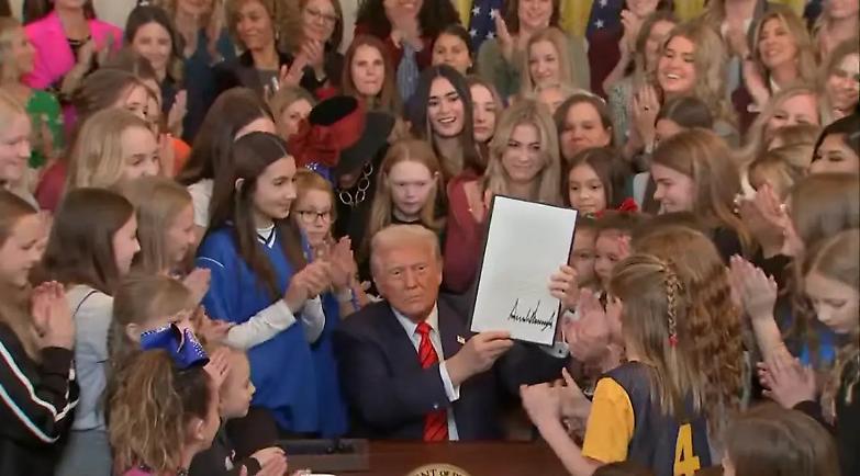 Trump vieta lo sport agli atleti transgender. &ldquo;La guerra alle donne &egrave; finita&rdquo;