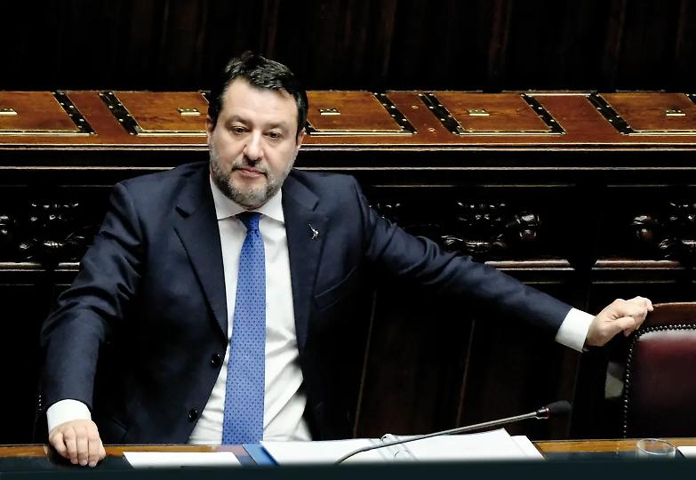 La chat dei meloniani umilia Salvini: &laquo;Sono dispiaciuto, ma &egrave; roba vecchia&raquo;