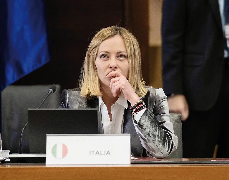 Cos&igrave; Giorgia Meloni sta rischiando di finire nelle braccia del tycoon