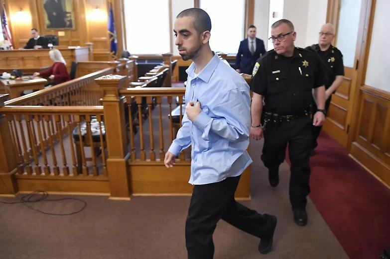 Salman Rushdie, al via il processo al suo assalitore