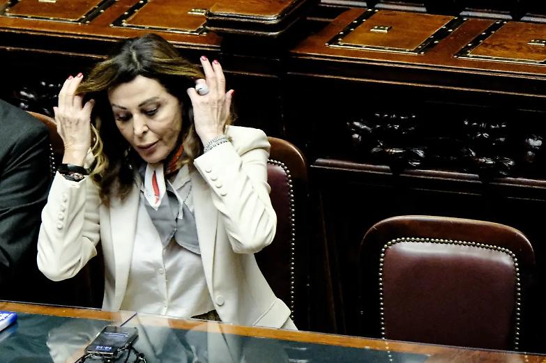 La solitudine di Santanch&egrave;, FdI diserta il dibattito sulla sfiducia