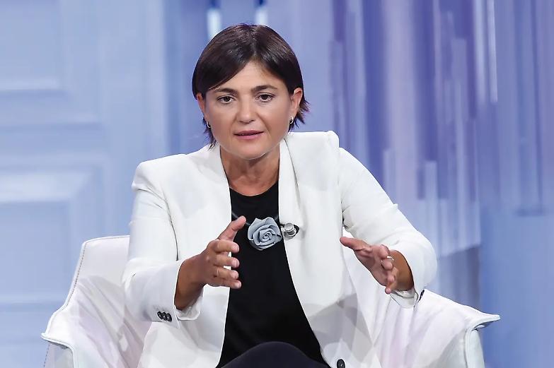 Serracchiani: &laquo;Noi garantisti, ma Delmastro deve dimettersi&raquo;