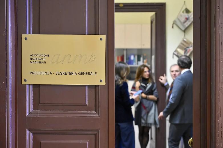 E nel chiedere ai colleghi se intendevano aderire alla protesta, l&rsquo;Associazione magistrati ha trascurato (un po&rsquo;) il diritto alla privacy