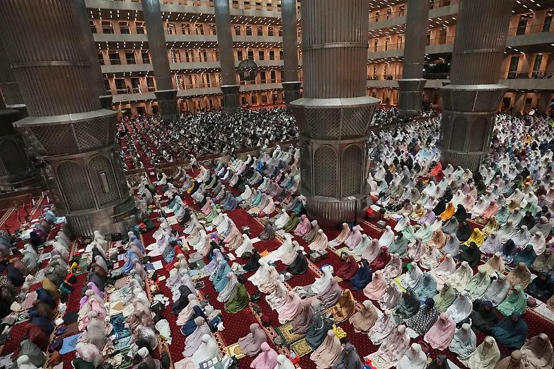 Mese di digiuno e preghiera, nel mondo islamico &egrave; iniziato il Ramadan