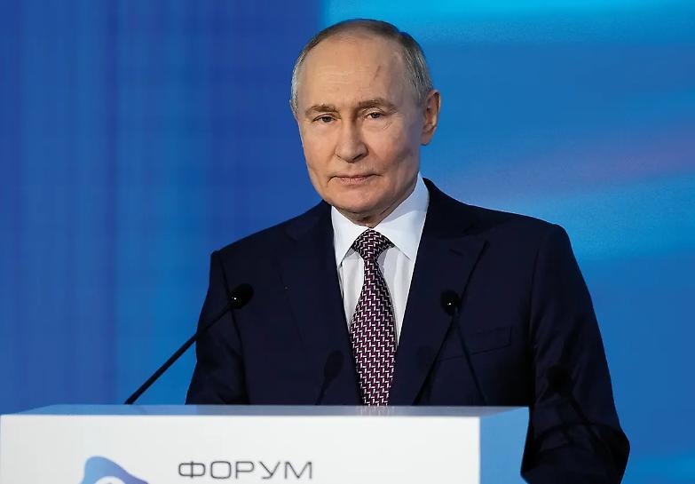 L&rsquo;Europa conforta Zelensky e battezza il piano von der Leyen. Putin: &laquo;Macron parla come Napoleone&raquo;