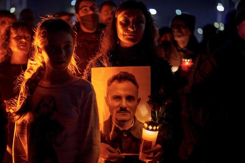 Bucarest in fiamme: proteste e scontri dopo l'esclusione di Georgescu dalle elezioni