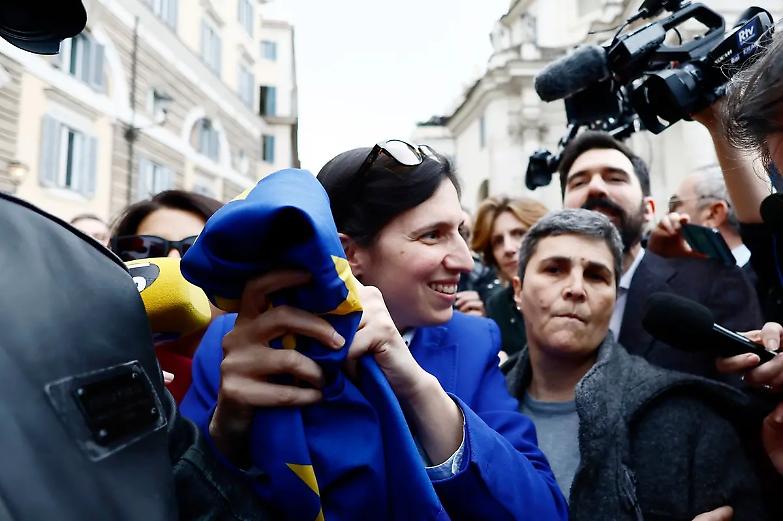 Il Pd di Schlein a trazione identitaria &egrave; un assist a Meloni...