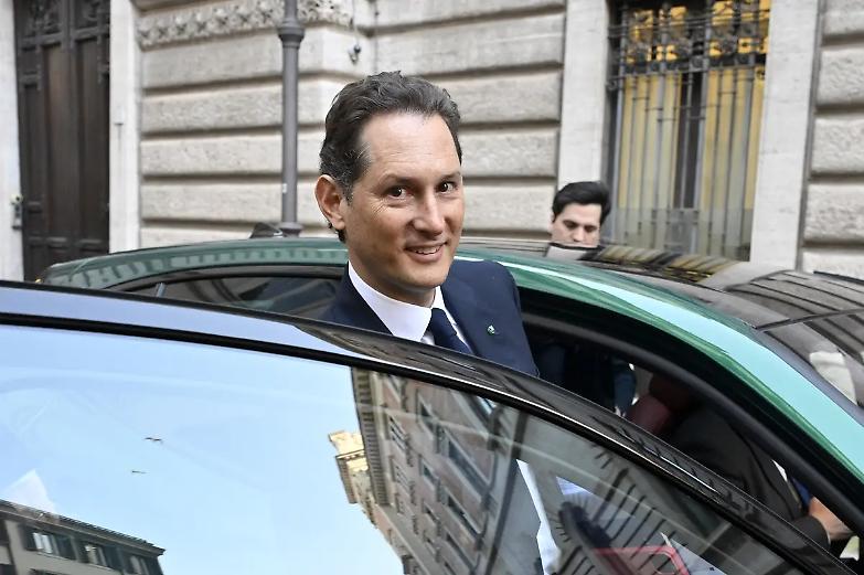 Elkann: &laquo;Senza di noi in Italia l&rsquo;auto sarebbe scomparsa&raquo;. Lega: &laquo;Presi in giro&raquo;