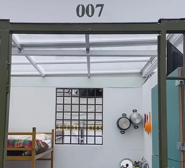 Anche la Polizia mette una cella in piazza. Ma solo per dire &ldquo;guardate che esseri terribili ci stanno dentro&rdquo;