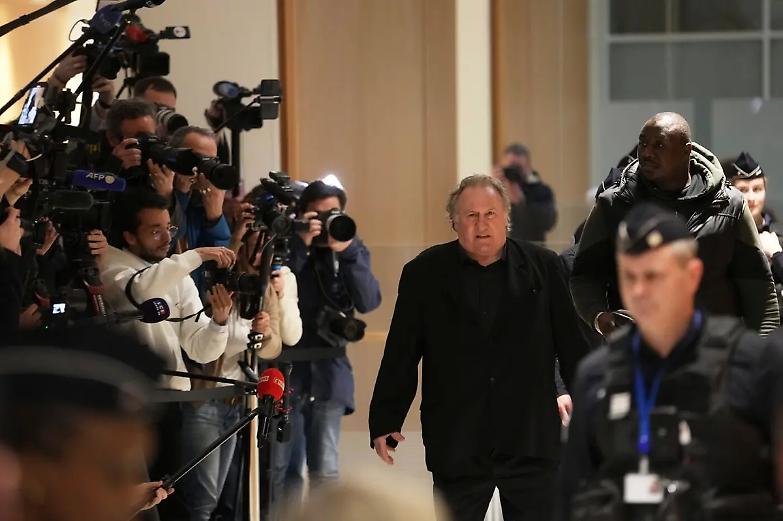 Francia, al via il processo a Depardieu. La difesa: &ldquo;Accuse costruite&rdquo;