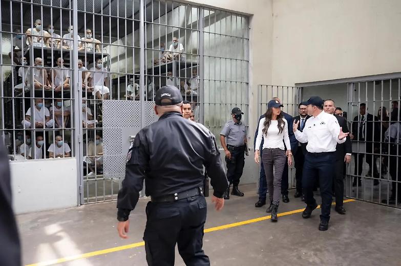&ldquo;Andate via o vi daremo la caccia&rdquo;: il video choc della segretaria Usa nella prigione di El Salvador