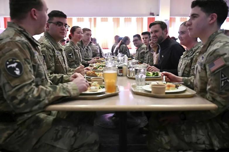 Alta tensione tra Stati Uniti e Danimarca sulla sicurezza in Groenlandia: la visita di Vance e le critiche di Rasmussen