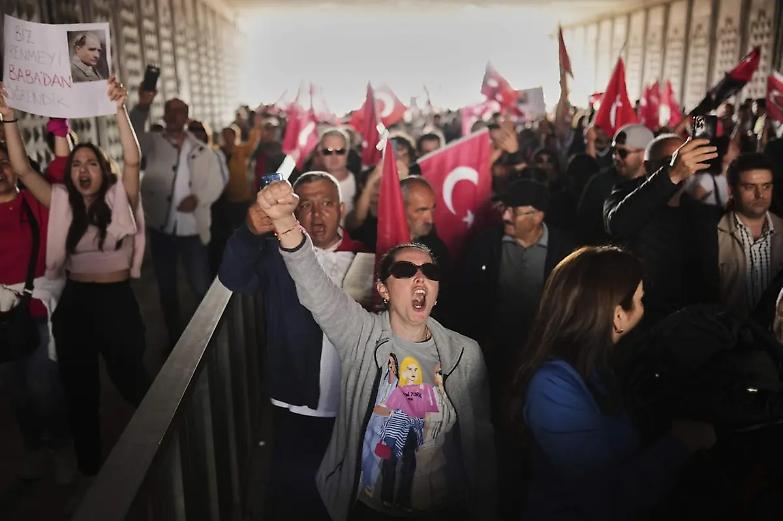 &ldquo;Giustizia e libert&agrave;&rdquo;: cosa cerca la piazza contro Erdogan