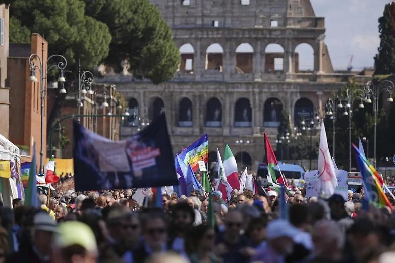 M5S in piazza a Roma: &laquo;No al riarmo, s&igrave; alla pace e al lavoro&raquo;