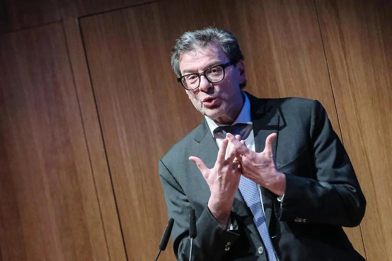 Giorgetti: &laquo;Serve sangue freddo. No a controdazi che danneggiano l&rsquo;Italia&raquo;