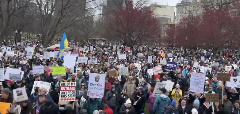 Dazi, la piazza contro Trump: &laquo;Hands off!&raquo;