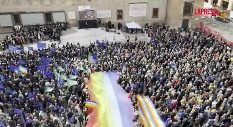In piazza Bologna per l&rsquo;Europa: &laquo;Un giorno i nostri trisnipoti le ricorderanno&raquo;