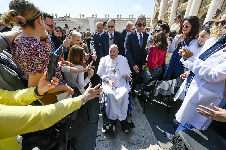 Papa Francesco a sorpresa in piazza San Pietro: &laquo;Buona domenica a tutti&raquo;