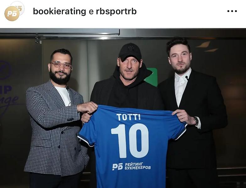 Totti arriva a Mosca dopo le polemiche: &ldquo;&Egrave; costato una cifra a sei zeri&rdquo;