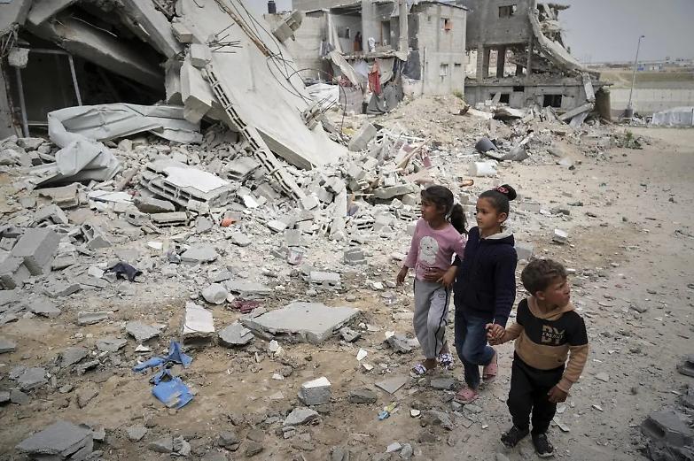 Raid israeliano a Gaza, almeno 13 morti: colpiti civili e giornalisti