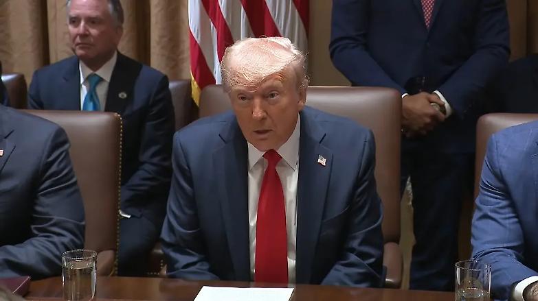 Trump rilancia la guerra dei dazi: &laquo;Produrre in Usa per non essere ostaggio della Cina&raquo;