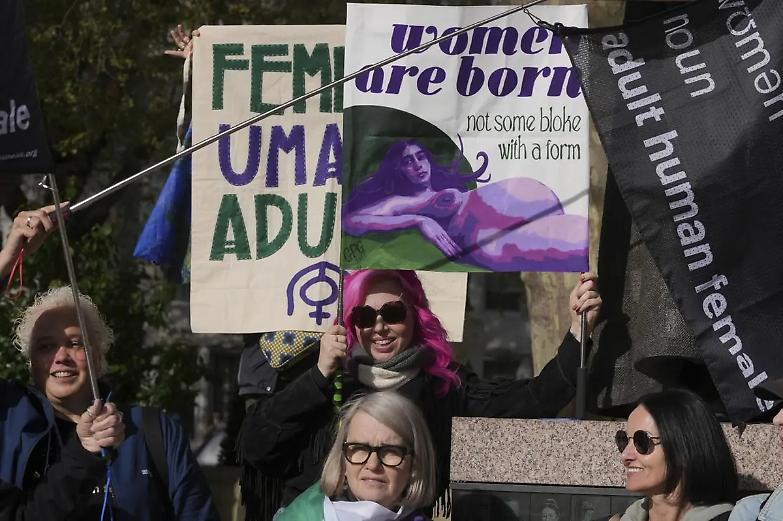 Sesso, genere, maternit&agrave;: la battaglia per l&rsquo;identit&agrave; delle donne che divide le femministe