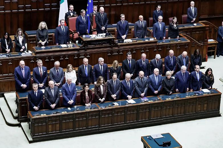 Pacifista! No, pro-life! I partiti adesso si litigano Bergoglio