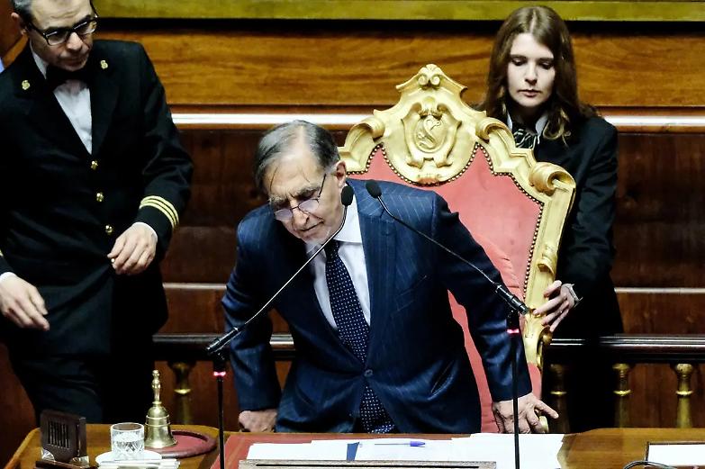 La Russa parla da seduto e la sinistra polemizza, poi la richiesta di unit&agrave;