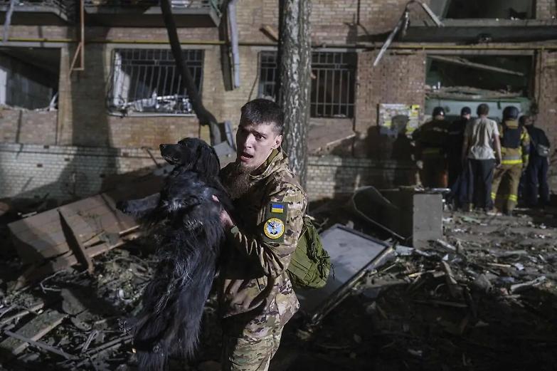 Trump accusa di nuovo Zelensky di ostacolare la pace sulla Crimea e l&rsquo;Ucraina: &laquo;Sta prolungando lo sterminio&raquo;