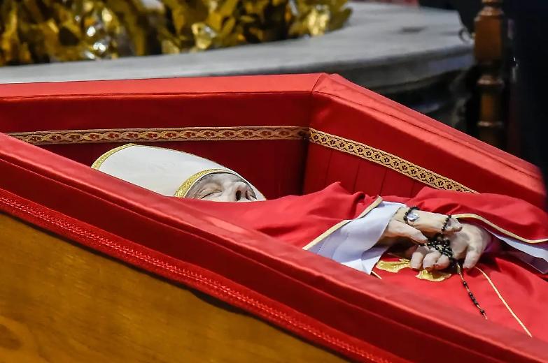 Migliaia di fedeli rendono omaggio a Papa Francesco: ai funerali anche sette detenuti in permesso speciale &ndash; FOTO