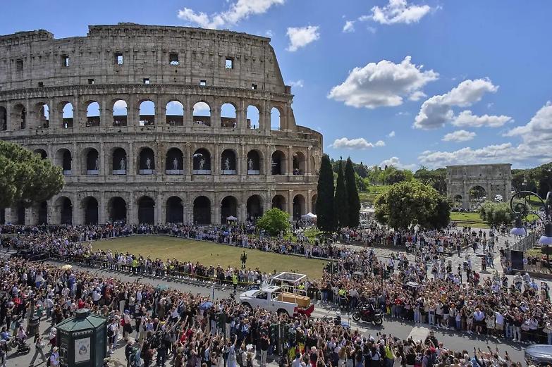 Migranti, trans, detenuti in permesso: l&rsquo;abbraccio degli &ldquo;ultimi&rdquo; a Francesco