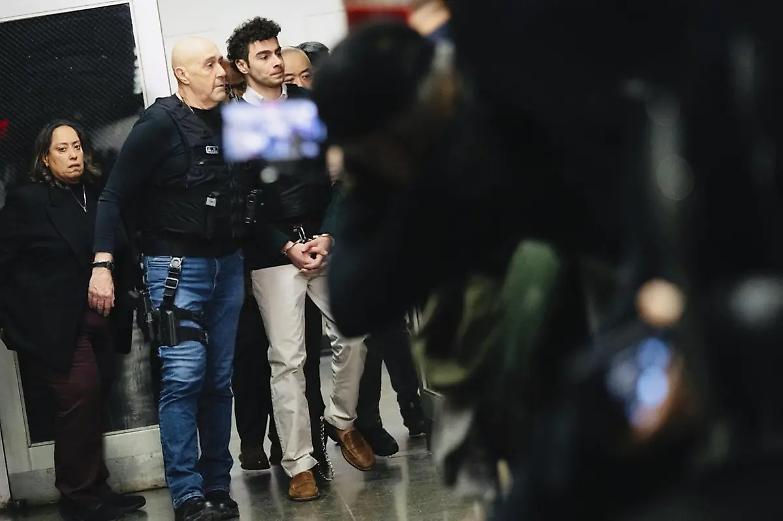 Mangione si dichiara non colpevole a Manhattan: rischia la pena di morte