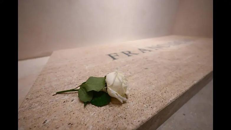 In preghiera sulla tomba di papa Francesco e il Conclave si avvicina