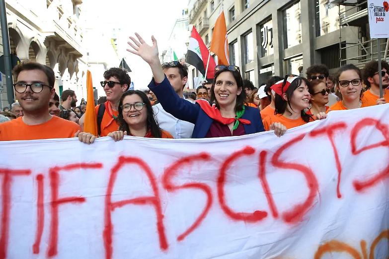 Schlein: &laquo;Giorgia Meloni fa bene a sentire il fiato sul collo, ha scelto di stare con Trump&raquo;