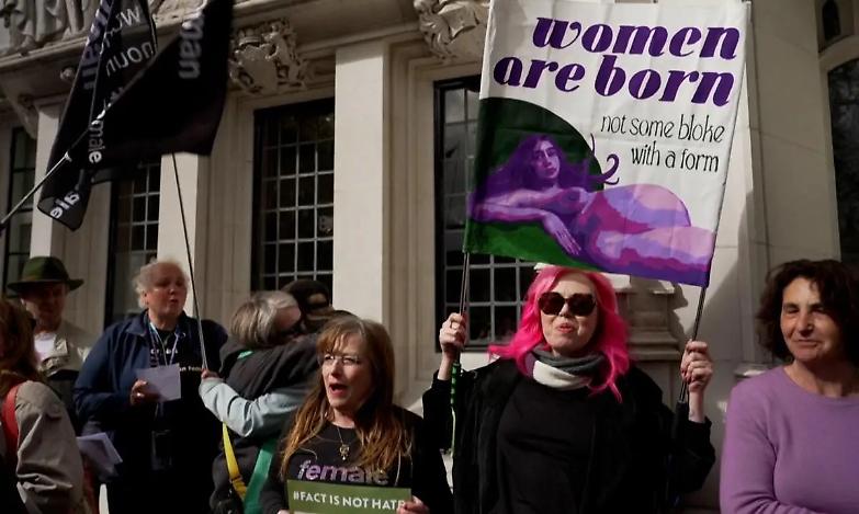 &laquo;Cos&rsquo;&egrave; una donna?&raquo;: i giudici rispondono, la politica si nasconde, le femministe si spaccano