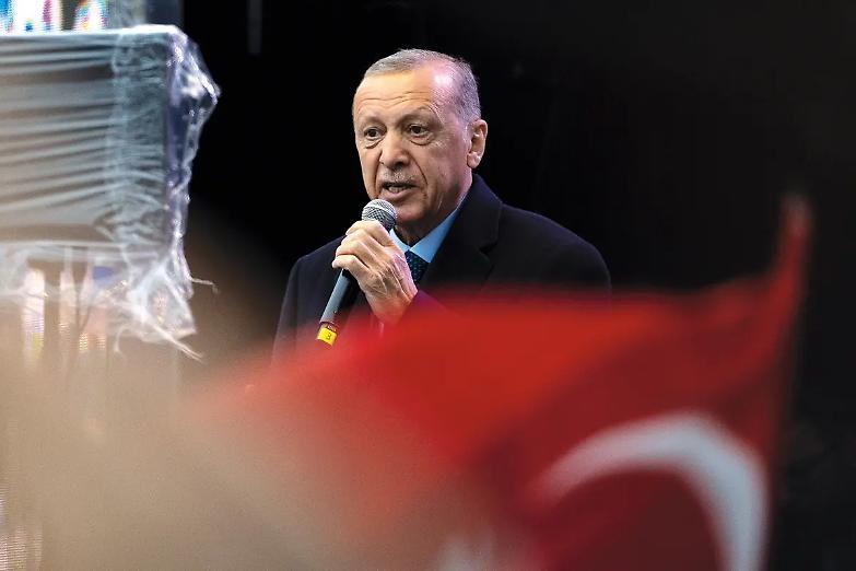 Ankara mette al bando i parti cesarei: la mossa di Erdogan fa infuriare femministe e opposizioni