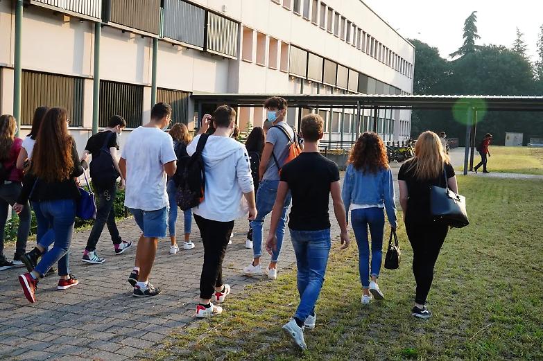 L&rsquo;abbraccio in tribunale che archivia una storia di bullismo: &ldquo;La sentenza pi&ugrave; bella&rdquo;