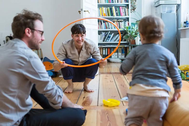 Congedi parentali a coppie omogenitoriali: la Consulta valuta la legittimit&agrave; costituzionale della norma contestata