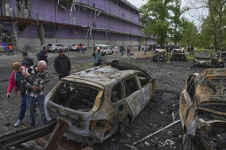 Ucraina-Russia, tregua solo sulla carta: bombardamenti e droni continuano. Tensione alta alla vigilia della parata a Mosca